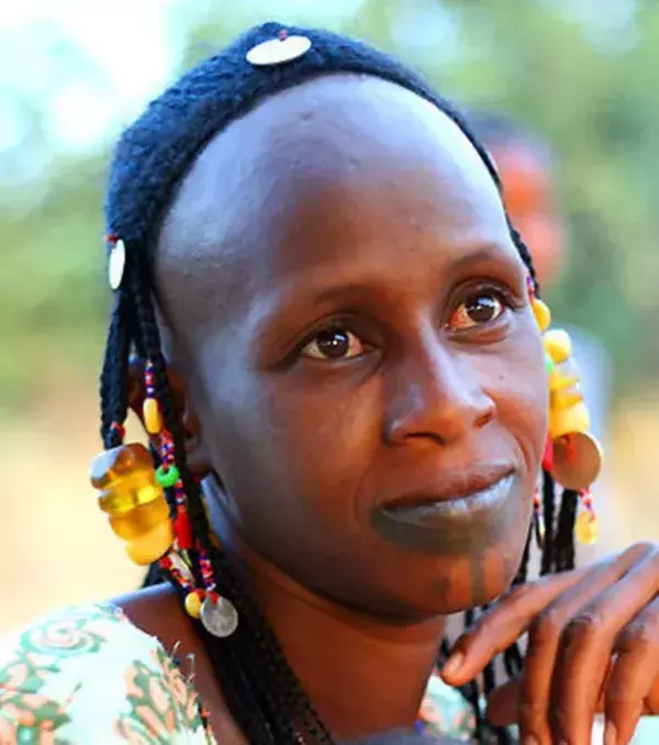 Ein große Stirn - Beim Peul-Stamm in Afrika gilt die große Stirn als Zeichen von Schönheit. Einige Frauen rasieren sich sogar diese Körperpartie. In Europa war das im Mittelalter auch noch so.