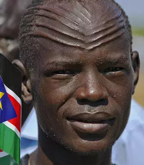 Ein Mann aus dem Sudan mit selbst hinzugefügten Narben auf der Stirn. Ein alter Ritus.