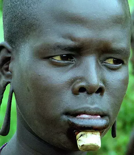 Eine Frau eines Stamms aus Burkina Faso trägt einen Lippenschmuck