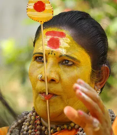 Eine indische Frau, die sich selbst Göttin nennt, mit durchstochener Lippe