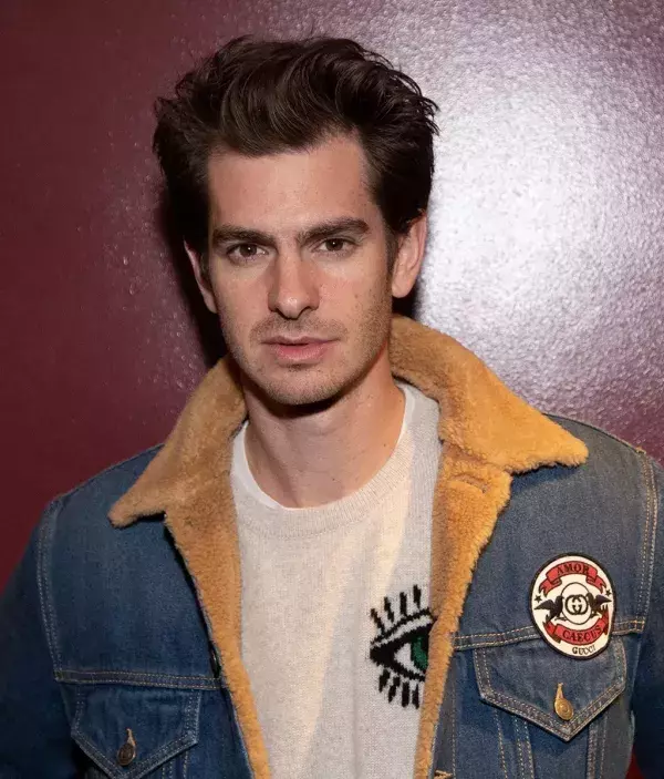 Er ist 36 Jahre alt, genau wie Andrew Garfield, der den neuen Spiderman spielt! Geburtsjahr 1983!