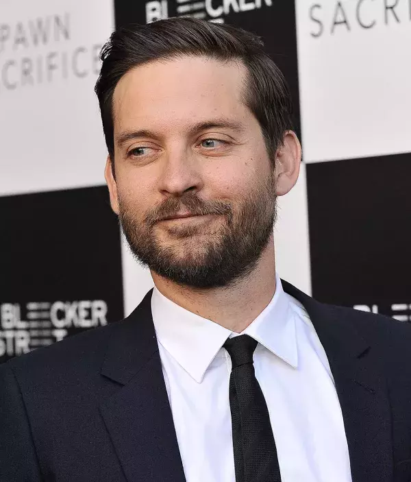 Genauso wie Spiderman! Tobey Maguire sieht deutlich jünger aus...