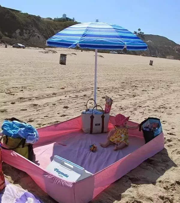 Geniale Eltern-Tricks: Mit einem Spannbettlaken am Strand bleibt dein Baby an Ort und Stelle