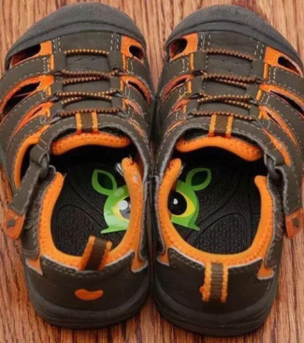 Geniale Eltern-Tricks: Sticker in die Schuhe des Kindes kleben. Dein Kind weiß sofort, welcher Schuh der richtige ist!