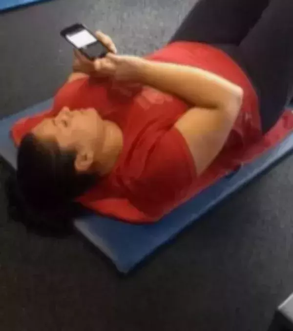 Ihr spielt mit dem Handy anstatt euch zu dehnen