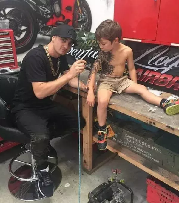 Sein Hobby? Kinder tätowieren
