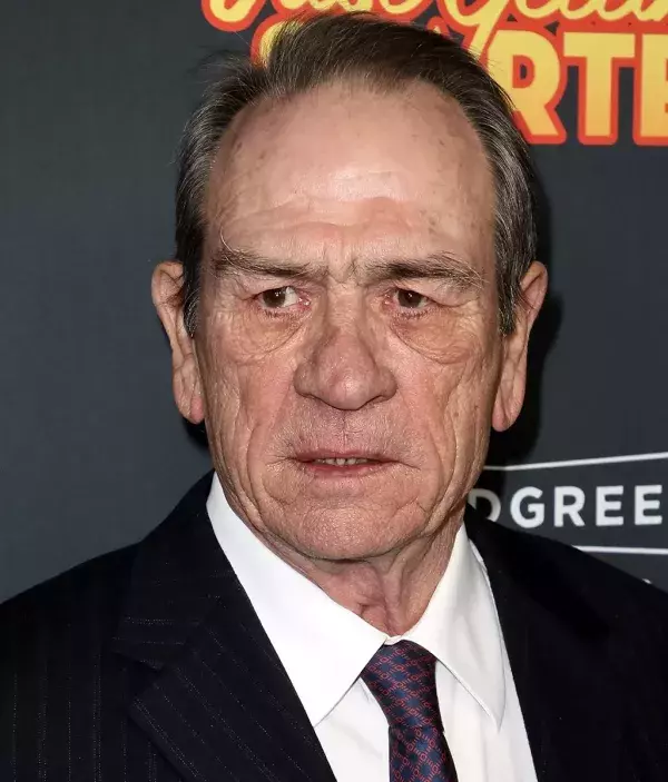 Tommy Lee Jones ist über die Jahre gealtert. Er ist 1946 geboren.