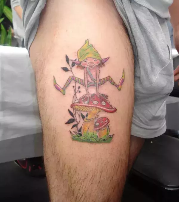 Gnom Tattoo auf dem Oberschenkel von einem Mann