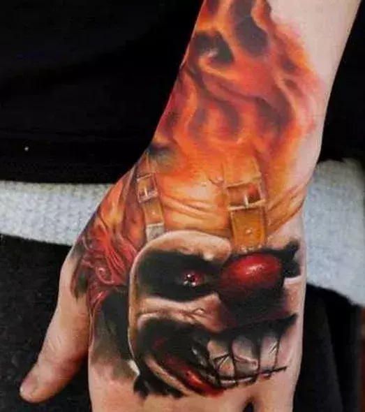 Gruseliges Clown Tattoo auf der Hand von einem Mann