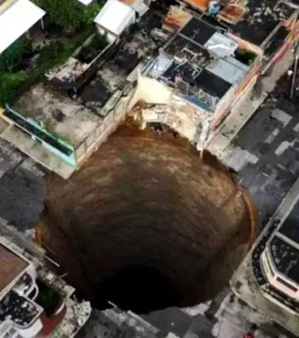 In Guatemala klafft nach einem Sturm ein riesiges Loch