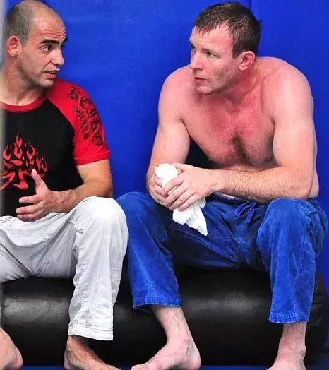 Guy Ritchie, Filmregisseur aus Hollywood, hat einen schwarzen Gürtel im Brazilian Jiu-Jitsu.