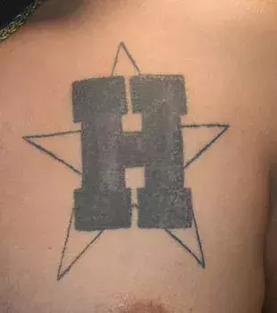H Tattoo mit Stern auf der Brust eines Mannes
