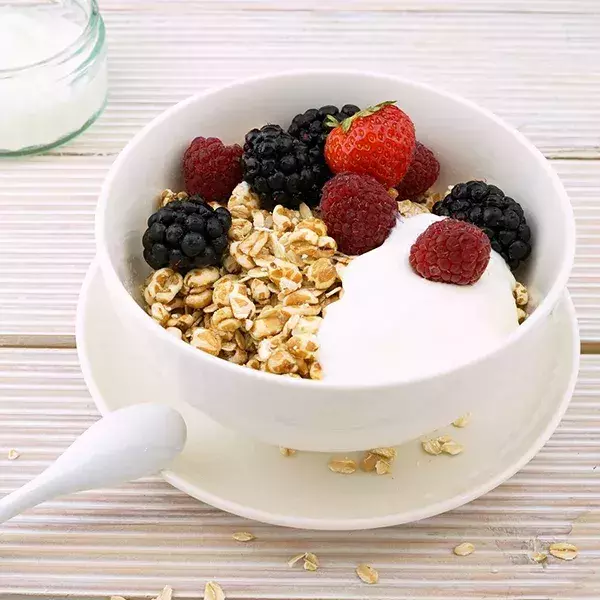 Haferflocken sind besser als gezuckertes Müsli. Kombiniere sie am besten mit anderen eiweißreichen Lebensmitteln, wie z.B. Quark. Foto: Pixabay
