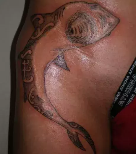 Hai Tattoo auf der Hüfte eines Mannes