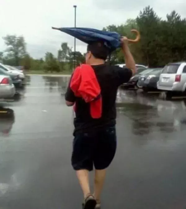 Hat dieser Mann tatsächlich noch nie gesehen, wie man einen Regenschirm benutzt?