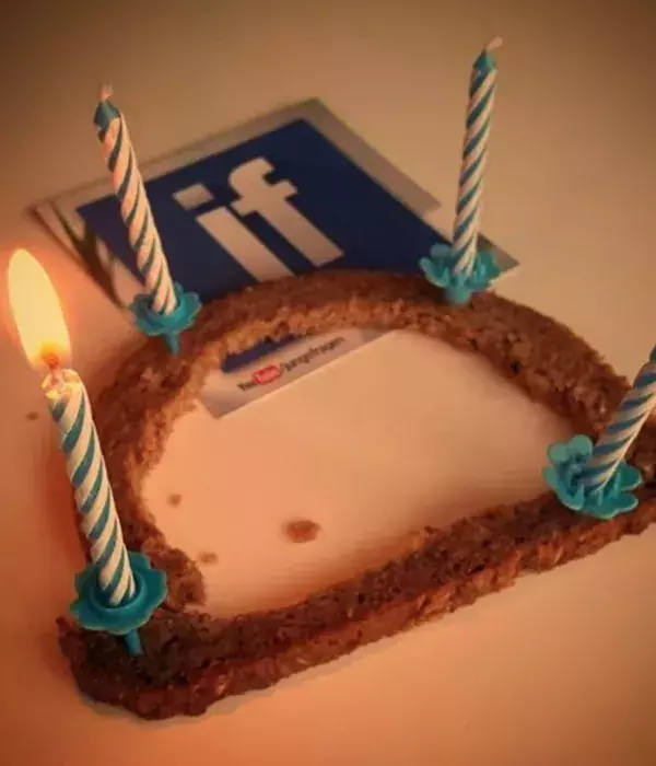 Hatte noch eine Scheibe Brot und ein paar Kerzen vom letzten Geburtstag zuhause...