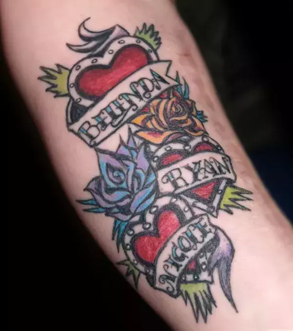 Herz Tattoo mit Namen auf dem Arm von einem Mann