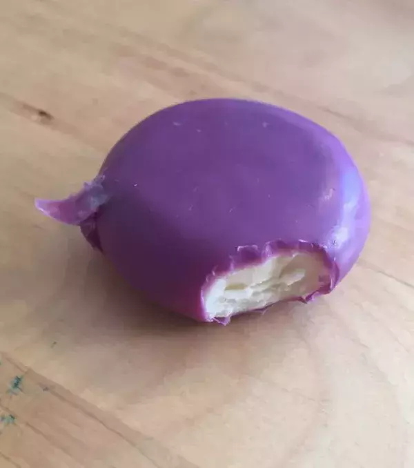Hier hat doch jemand tatsächlich in den Babybel gebissen, ohne ihn aus seiner Paraffinumhüllung zu pellen!