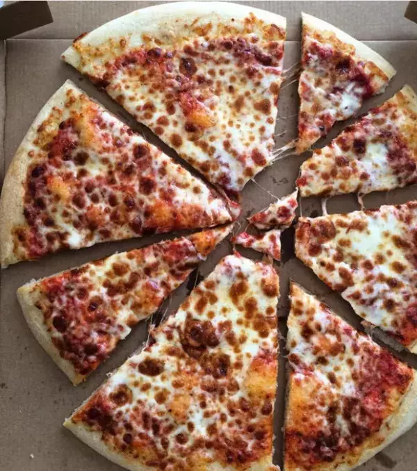 Hier kann einer ganz offensichtlich eine Pizza nicht richtig teilen