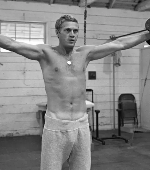Ihr habt es vielleicht schon vergessen, aber Steve McQueen hat seine Muskeln gepflegt