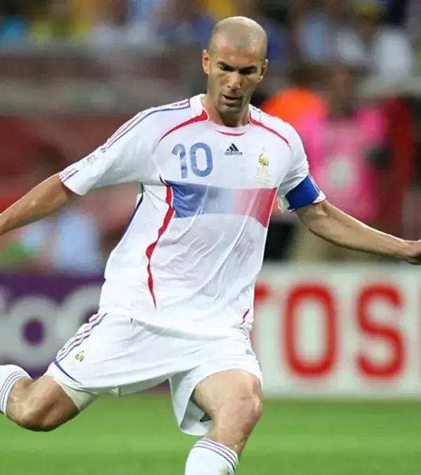 Im Jahr 2004 wurde Zinedine Zidane zum besten europäischen Fußballer der letzten 50 Jahre gewählt