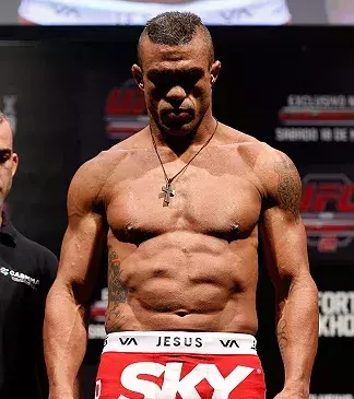 Im Jahr 2015 hat er den Titel im Mittelgewicht geholt. Ganz anders als Chris Weidman, der nach der ersten Runde K.O. ging. Das Blatt in der UFC hat sich gewendet!