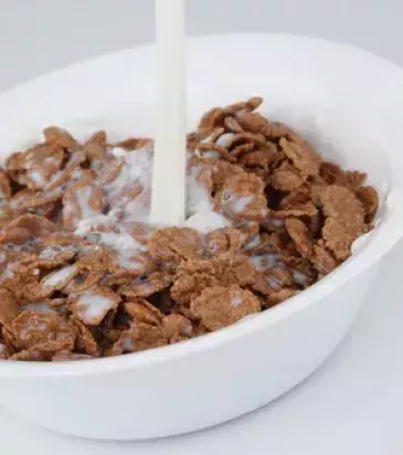 Isst man Getreideflocken zusammen mit Milch, nimmt man wichtige Kohlenhydrate und 10 weitere essentielle Nährstoffe zu sich wie zum Beispiel Kalzium, Ballaststoffe, Kalium und Vitamin D auf