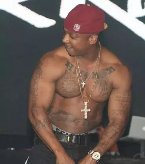Ja Rule präsentiert auch gerne seine Muskeln