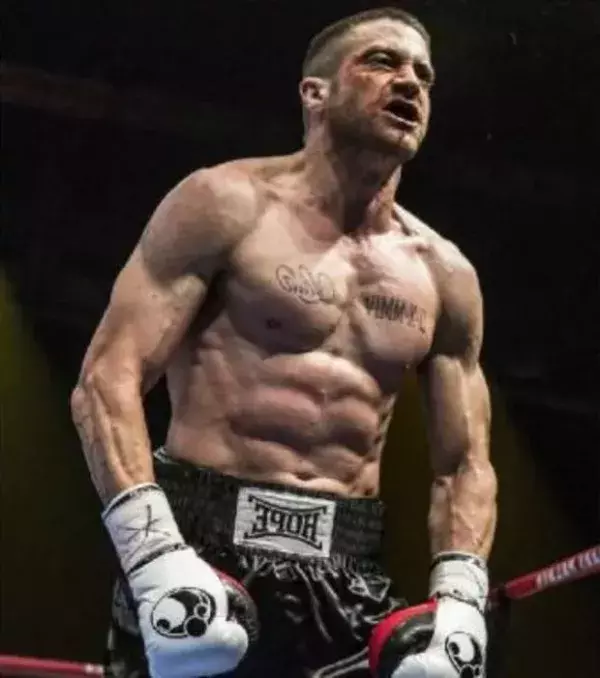 Jake Gyllenhaal 10 Monate später. Er hat 2 Stunden am Tag für den Film "Southpaw" trainiert. Er nahm 7 Kilo an Muskelmasse zu