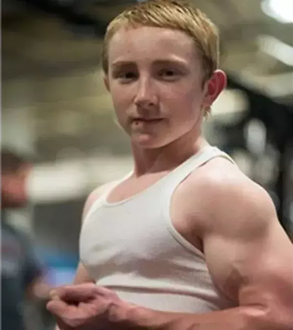 Jake Schellenschlager hat mit 12 an dem Wettbewerb des stärksten Kindes der Welt teilgenommen. Seine Arme sehen jetzt schon unmenschlich aus. Garantiert ohne Tricks!