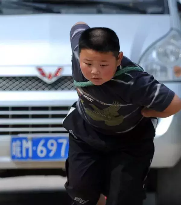 Jang Jinlong,ein kleiner chinesischer Muskelprotz, der alleine mit seiner Körperkraft einen Minivan ziehen kann