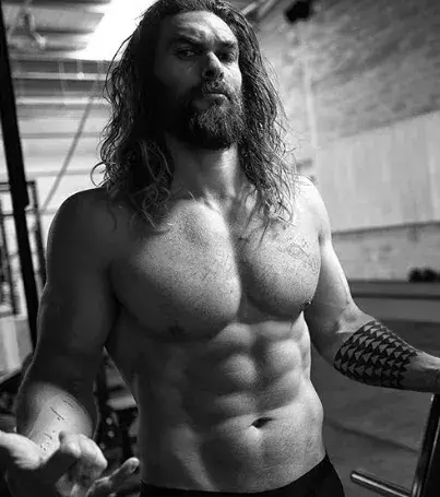 Jason Momoa, der Schauspieler von Khal Drogo in Game of Thrones, hat ungefähr 1,7 Millionen Menschen, die ihm folgen. (prideofgypsies)