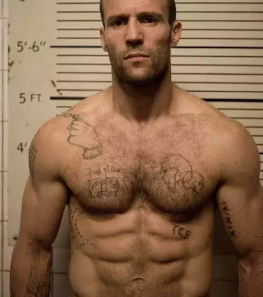 Jason Statham ist bekannt für seinen Waschbrettbauch und seinen Stiernacken...