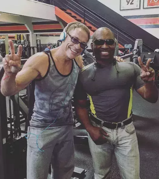Jean-Claude van Damme, der bekannte belgische Schauspieler, hat auf Instagram einen Fanclub von 1,5 Millionen Menschen, die seine Posts beachten (jcvd)
