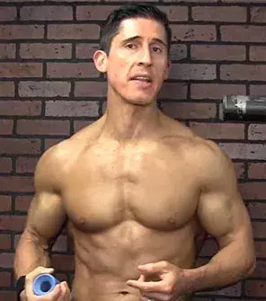 Jeff Cavaliere betreibt den YouTube-Kanal Athlean X, der 3,7 Millionen Abonnenten hat.