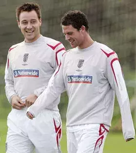 John Terry und Wayne Bridge: Der langjährige Chelsea-Kapitän hat seine Frau mit der seines Freundes Wayne Bridge betrogen. Bridge sagte daraufhin eine Einladung der englischen Nationalmannschaft ab.