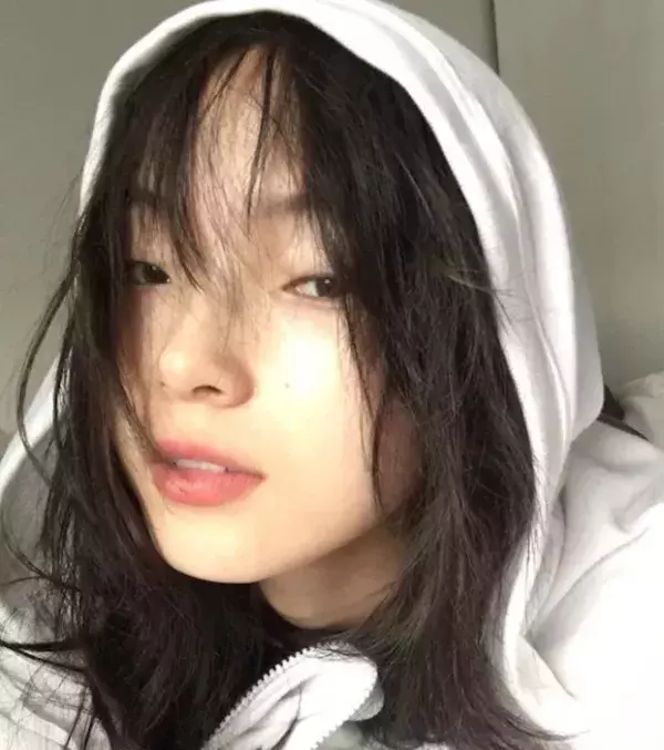 Ju Wen genießt ihren gemütlichen Tag daheim in Sweatshirt