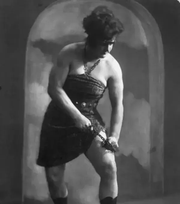 Katie Sandwina (1895): Sie gehörte zu den wenigen Frauen ihrer Zeit, die Krafttraining betrieben. Hier versucht sie eine Kette mit ihrem Oberschenkel zu sprengen