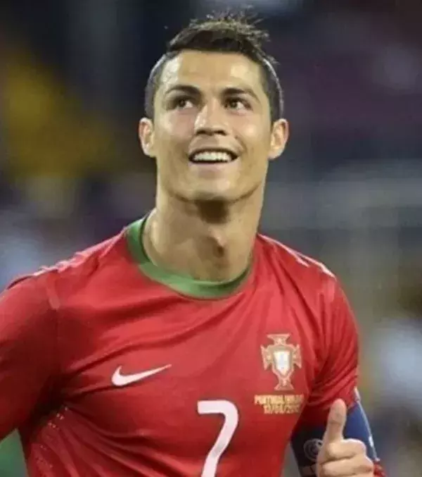 Kein Fußballer wird so sehr mit Spott und Häme überschüttet wie Cristiano Ronaldo. Allerdings muss man ihm eins lassen: Er ist ein senstioneller Fußballer!
