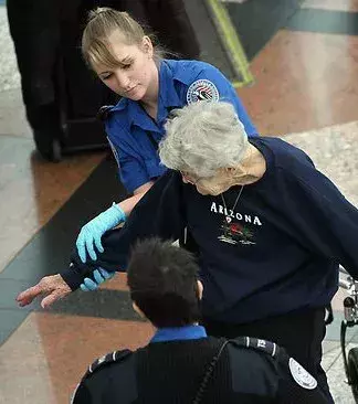 Keiner bleibt von den Leibesvisitationen verschont