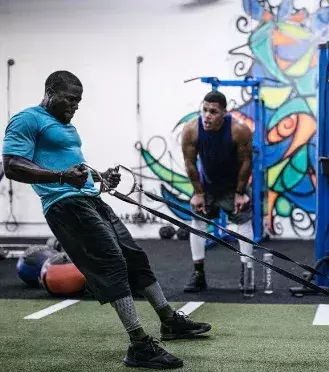 Kevin Hart zeigt auf seinem Profil seinen 45 Millionen Abonnenten seine Fitness-Geheimnisse (kevinhart4real)