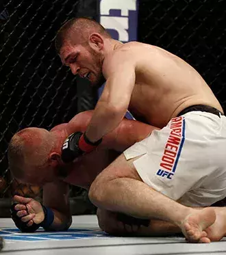 Khabib Nurmagomedov begann wie viele russische Kämpfer mit Sambo, einer brutaleren Judo-Form. Er ist deshalb im Ground and Pound sehr gut