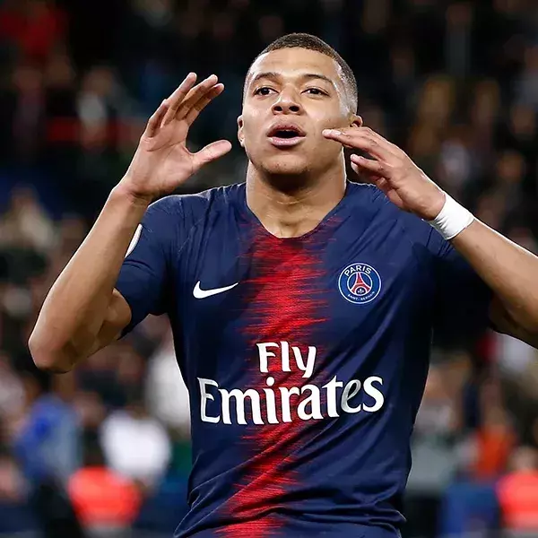 Kilian Mbappé verzaubert mit seinem Können bei der WM 2018 die ganze Welt. Mit seinen 20 Jahren hat der Stürmer, der bei Paris Saint-Germain unter Vertrag steht, schon mehr erreicht als so mancher altert Hase