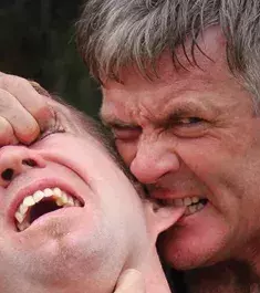 Kino Mutai ist eine so genannte „noble“ Kampfsportart aus den Philippinen. Sie ist ziemlich wild und besteht darin 9 spezifische Punkte im Körper zu bestimmen, in die man beißen soll, um den Gegner zu besiegen