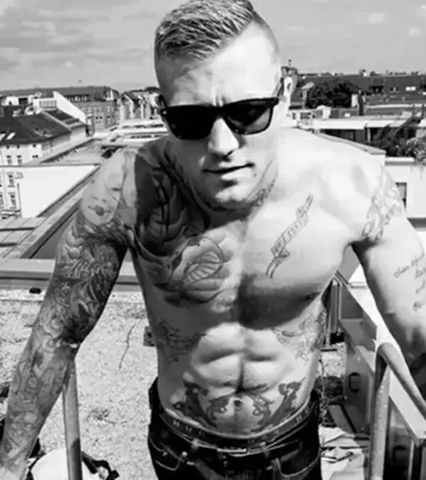 Kontra K hat einen stark definierten Sixpack