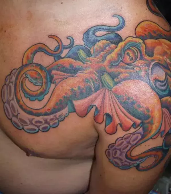 Kraken Tattoo auf der Schulter eines Mannes