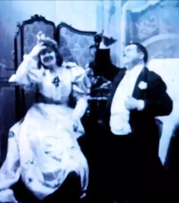„Le Coucher de la mariée“ gilt als der erste Erotikfilm der Filmgeschichte. Er wurde 1896 in Frankreich gedreht