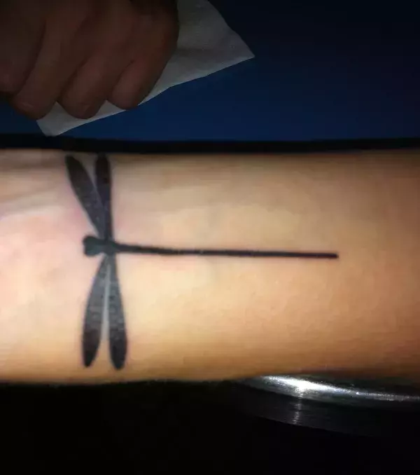 Libellen Tattoo auf dem Unterarm eines Mannes