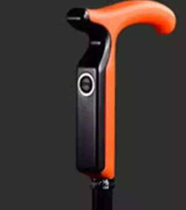 Ältere Zielgruppen bleiben nicht außen vor: Der smarte Gehstock „SmartCane“ kann dank integriertem GPS-Sensor den Standort erkennen und in Notsituationen Notfall-SMS an Verwandte oder Freunde verschicken