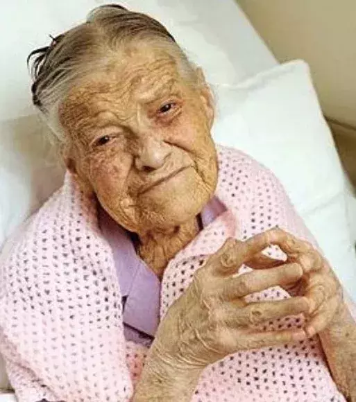 Clara Meadmore war zu beschäftigt, um Liebe zu machen. Im Alter von 108 Jahren war sie immer noch Jungfrau, bis sie verstarb.